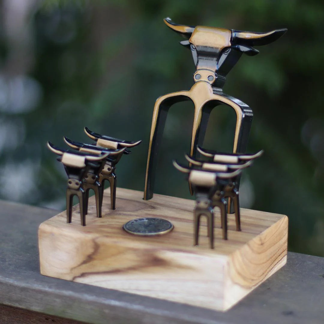Kit Petisqueiro Bull Ouro Envelhecido com Base em Madeira