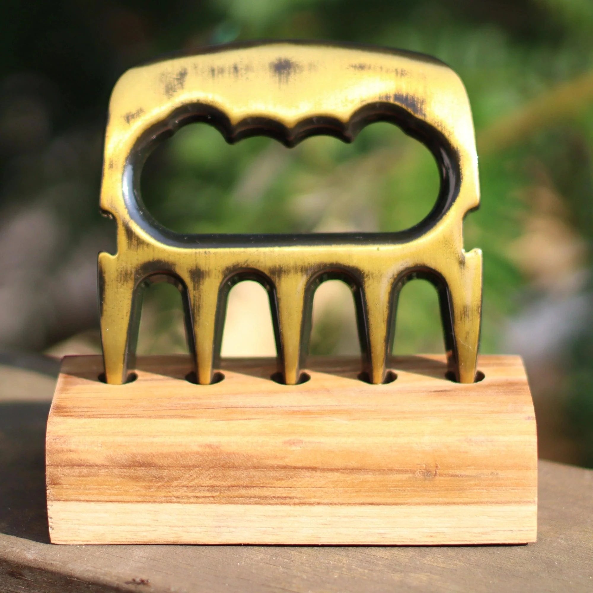 Garra de Urso Ouro Envelhecido com Base em Madeira