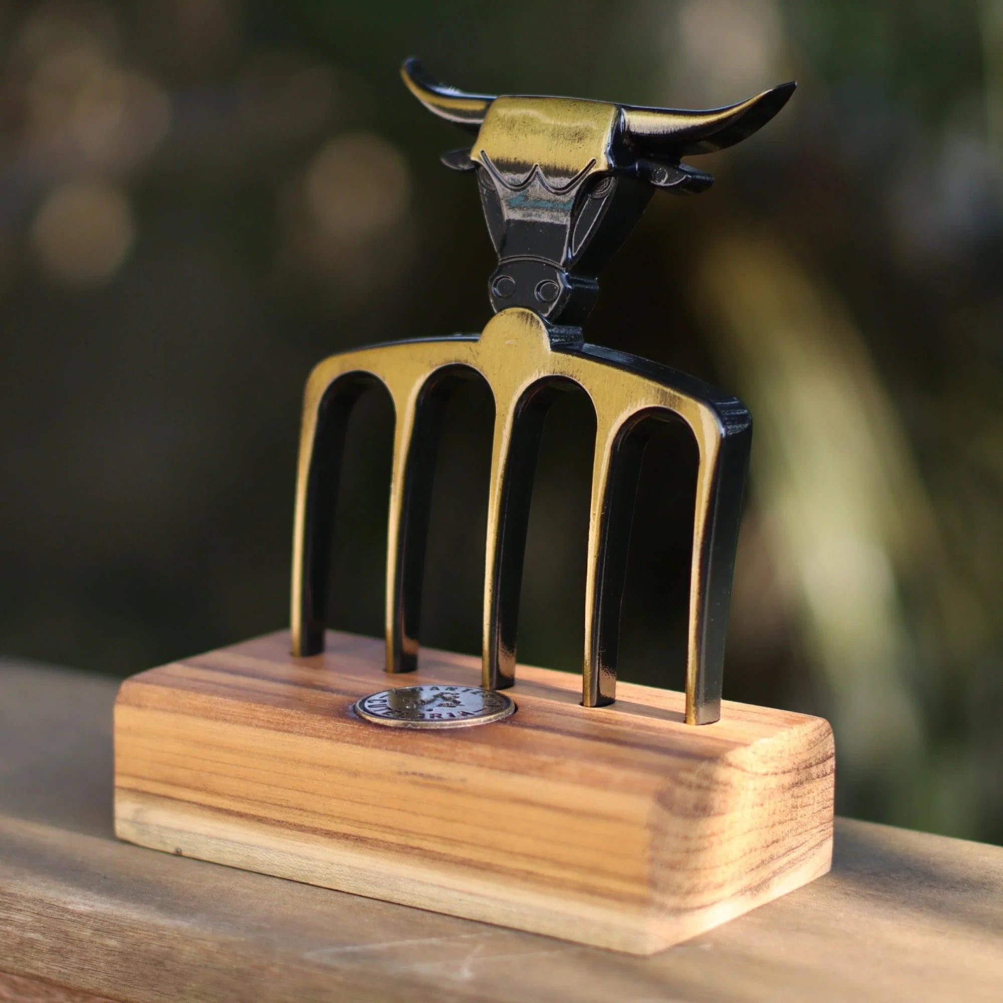 Garfão Bull Ouro Envelhecido com Base em Madeira