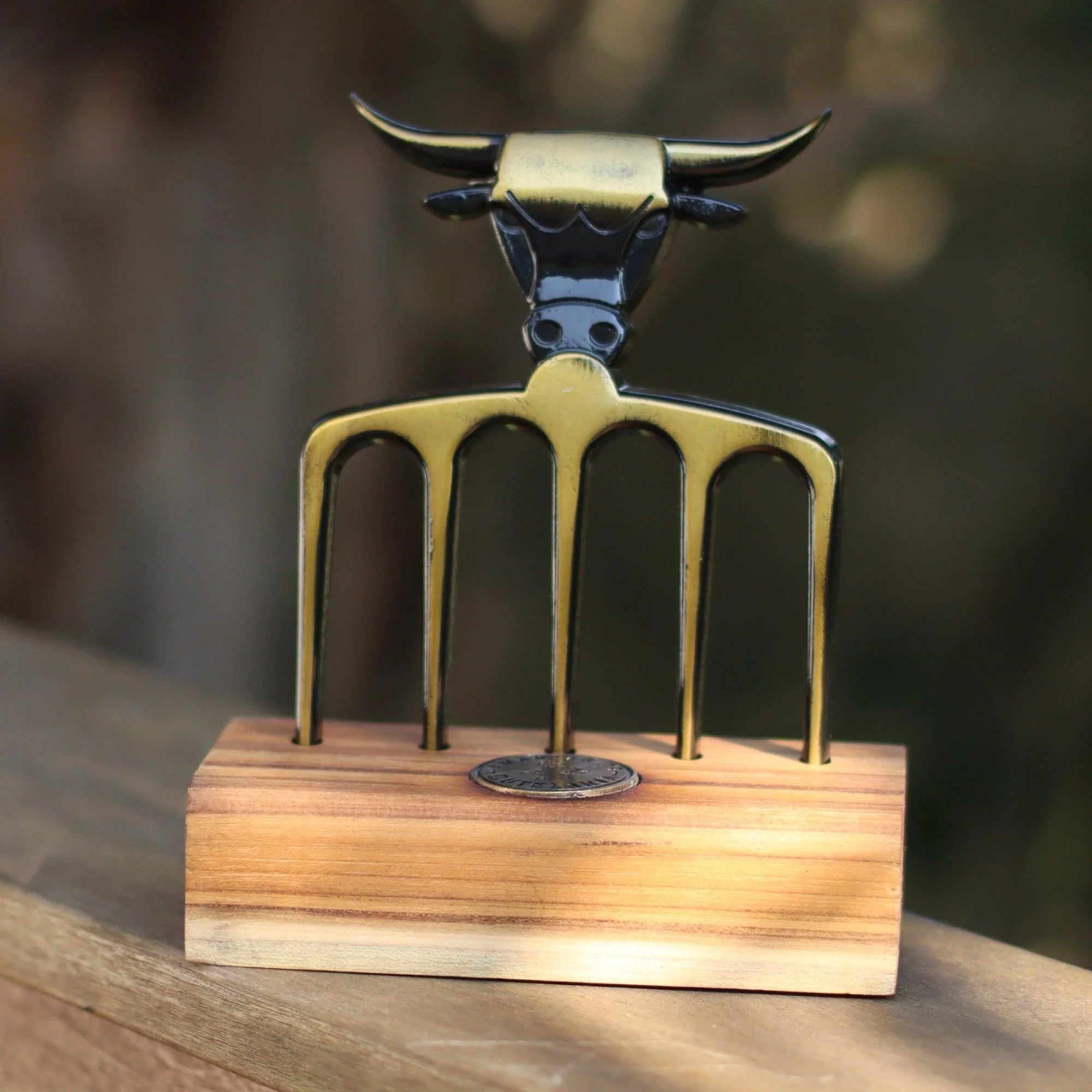 Garfão Bull Ouro Envelhecido com Base em Madeira